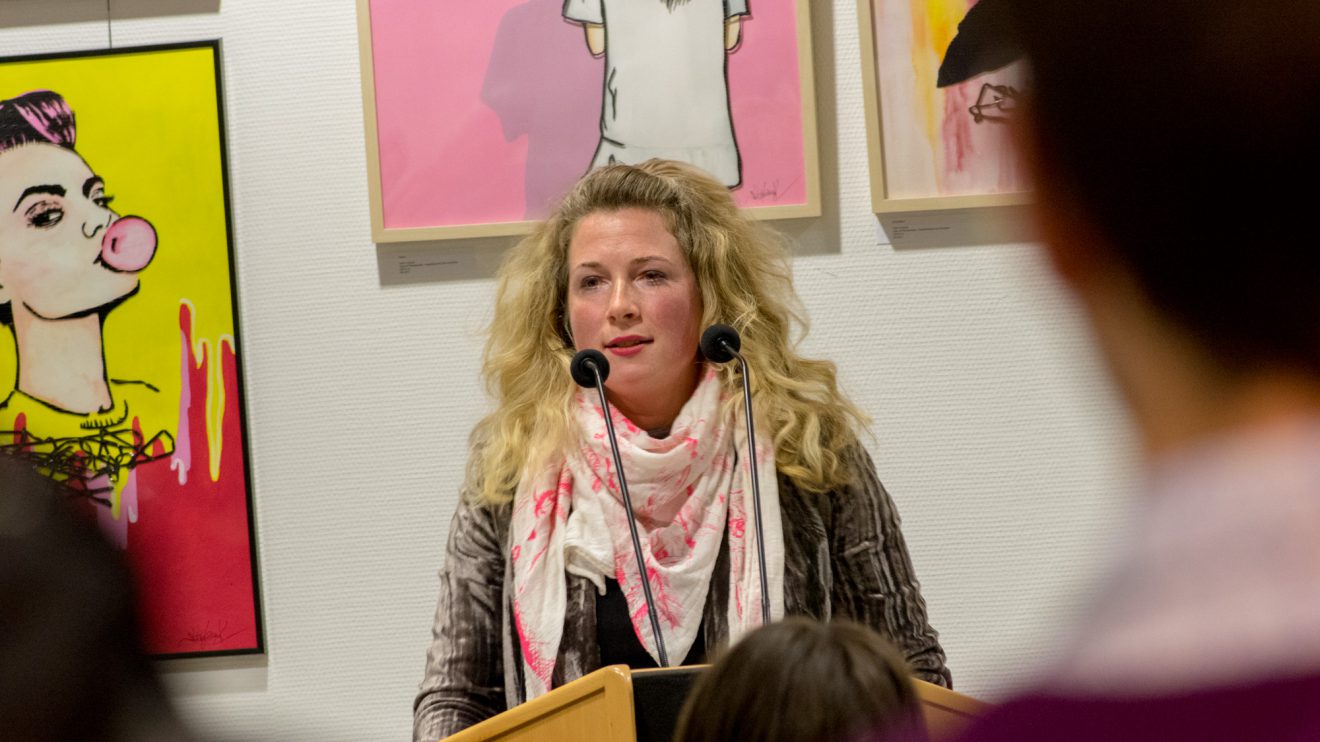 Dr. Melanie Kubandt führt in die Ausstellung ein. Foto: André Thöle