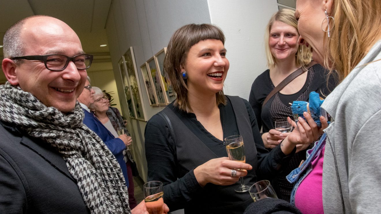 Katrin Lazaruk freut sich mit ihren Gästen über gelungene Vernissage. Foto: André Thöle