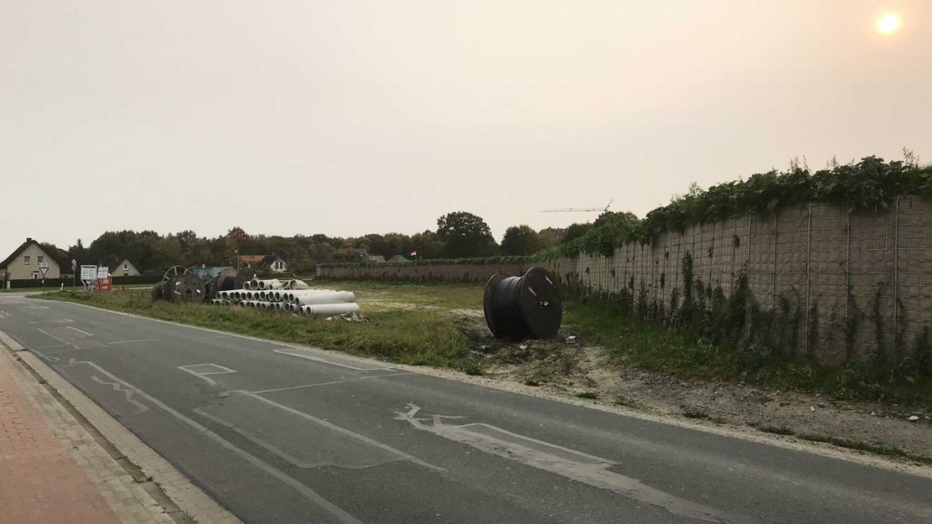 Neben der begrünte Mauer in Hollage-Ost entsteht voraussichtlich 2019 ein weiterer Kreisverkehr. Ob dieser ebenfalls mit modernster LED-Technik beleuchtet wird, steht derzeit noch nicht fest. Foto: Wallenhorster.de