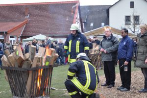 Pfarrer Dietmar Schöneich brachte zusammen mit Pater Thomas das Osterlicht aus der Kirche für das 30. Osterfeuer der Wallenhorster Hanse und der Freiwilligen Feuerwehr. Foto: konsequent PR