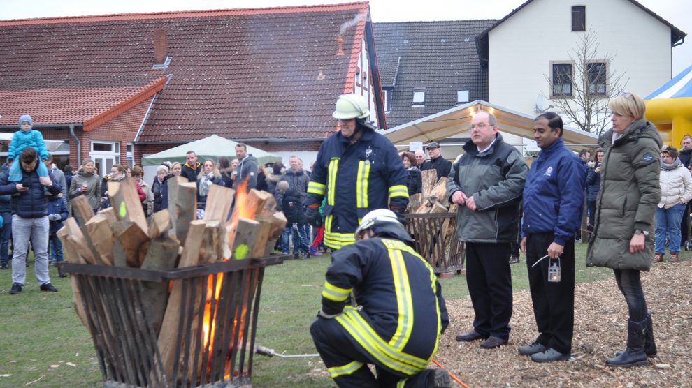 Pfarrer Dietmar Schöneich brachte zusammen mit Pater Thomas das Osterlicht aus der Kirche für das 30. Osterfeuer der Wallenhorster Hanse und der Freiwilligen Feuerwehr. Foto: konsequent PR