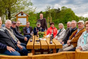 Fröhliche Einweihung des neuen Rastplatzes mit „Bankdirektor“ Manfred Haustermann (links) und seinem Team, Kolping-Vorstand Heiner Placke (4. von links) sowie Bürgermeister Otto Steinkamp (5. von links). Foto: André Thöle