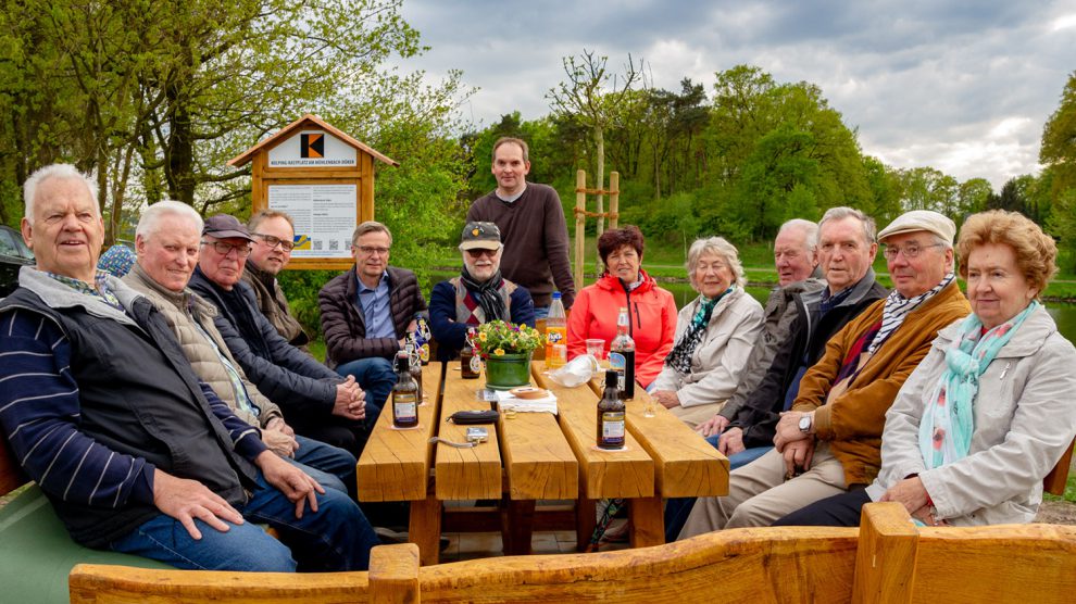 Fröhliche Einweihung des neuen Rastplatzes mit „Bankdirektor“ Manfred Haustermann (links) und seinem Team, Kolping-Vorstand Heiner Placke (4. von links) sowie Bürgermeister Otto Steinkamp (5. von links). Foto: André Thöle