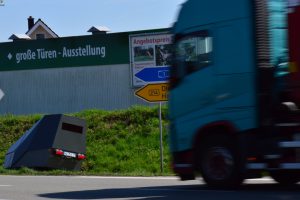 Einer der ersten Einsätze: Der neue Blitzanhänger wurde jetzt an der Holdorfer Straße in Gehrde getestet. Dort hatte es erst im Januar einen tödlichen Verkehrsunfall gegeben. Foto: Landkreis Osnabrück/Henning Müller-Detert