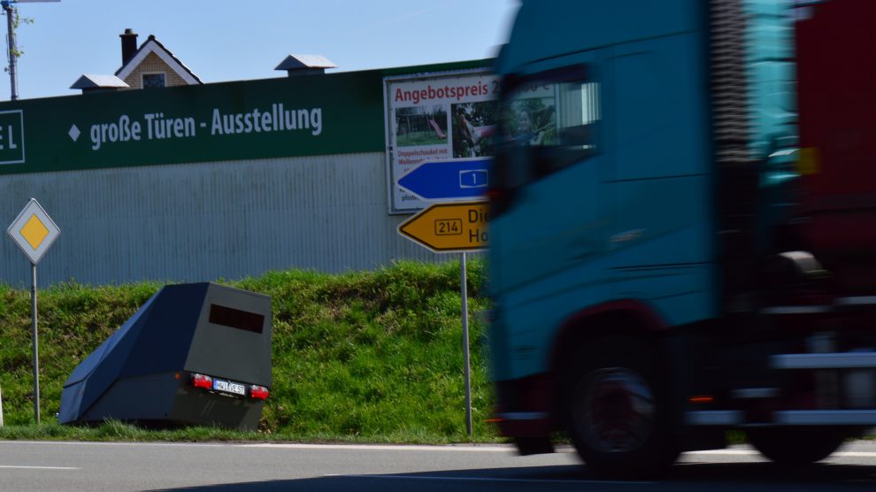 Einer der ersten Einsätze: Der neue Blitzanhänger wurde jetzt an der Holdorfer Straße in Gehrde getestet. Dort hatte es erst im Januar einen tödlichen Verkehrsunfall gegeben. Foto: Landkreis Osnabrück/Henning Müller-Detert