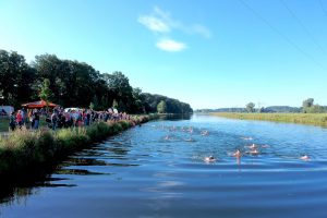 56 Aktive nahmen bei der Premiere des Kanal-Triathlons 2017 teil. Foto: Volker Holtmeyer