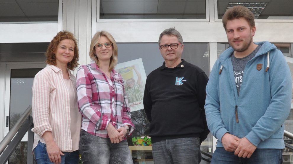 Gemeinsam überlegten Kerstin Hawighorst, Sabrina Pagel, Hans-Jürgen Klumpe und Patrick Huesmann (v.l.), was der Kindergarten St. Raphael gebrauchen kann. Foto: konsequent PR