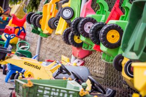 Gut erhaltene Spielgeräte, die auf den AWIGO-Recyclinghöfen abgegeben wurden, stehen für Sozialarbeiter aus der Kinder-, Jugend- oder Familienhilfe in Wallenhorst bereit. Foto: A.W. Sobott