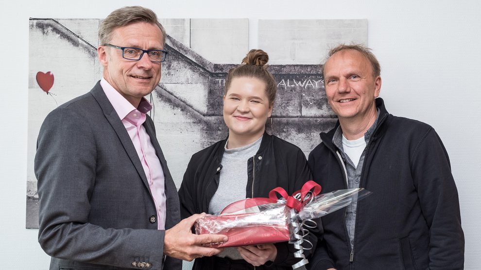 Ein kleines Andenken an Wallenhorst überreicht Bürgermeister Otto Steinkamp im Beisein von Michael Helweg an Janette Määttä. Foto: Gemeinde Wallenhorst / Thomas Remme