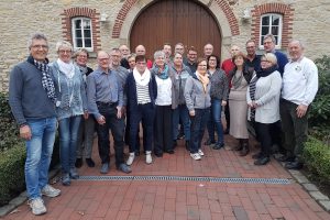 Das Team von Hand in Hand beim Erfahrungsaustausch an der Hofstelle Duling. Foto: Berthold Stolte