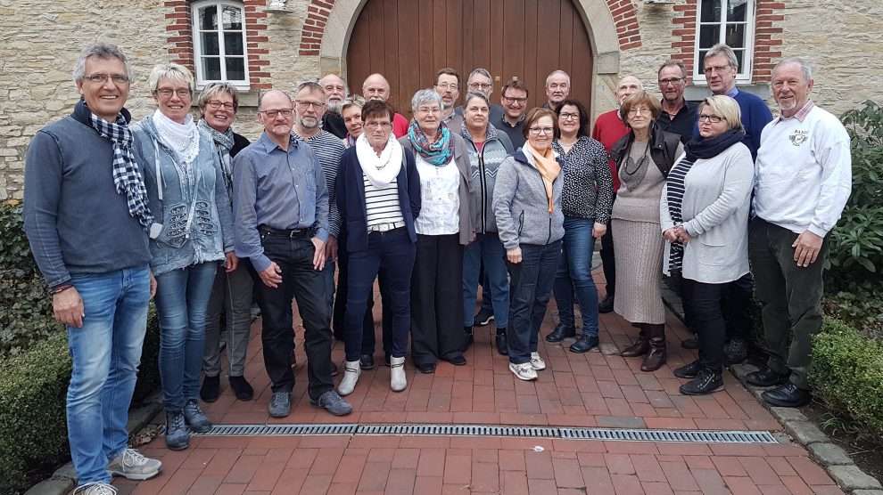 Das Team von Hand in Hand beim Erfahrungsaustausch an der Hofstelle Duling. Foto: Berthold Stolte