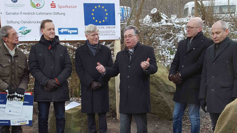 Franz Heidemann (Vorsitzender des Fördervereins Stüveschacht), Architekt Markus Wiekowski und die Mitglieder des Landtags Burkhard Jasper und Clemens Lammerskitten (v.l.n.r.). Foto: Wahlkreisbüro