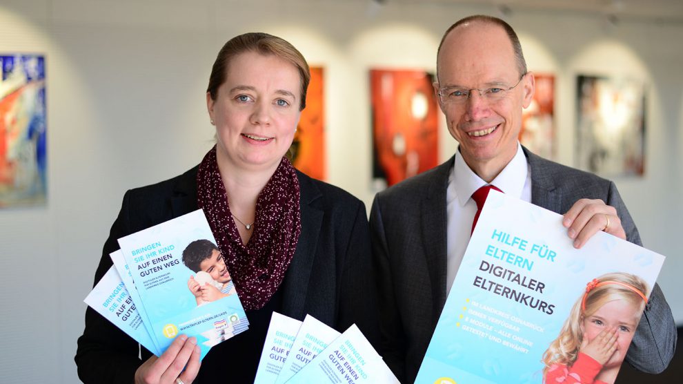 Landrat Michael Lübbersmann und Ines Kolmorgen stellen das neue digitale Beratungsangebot für Eltern vor. Foto: Hermann Pentermann/Landkreis Osnabrück