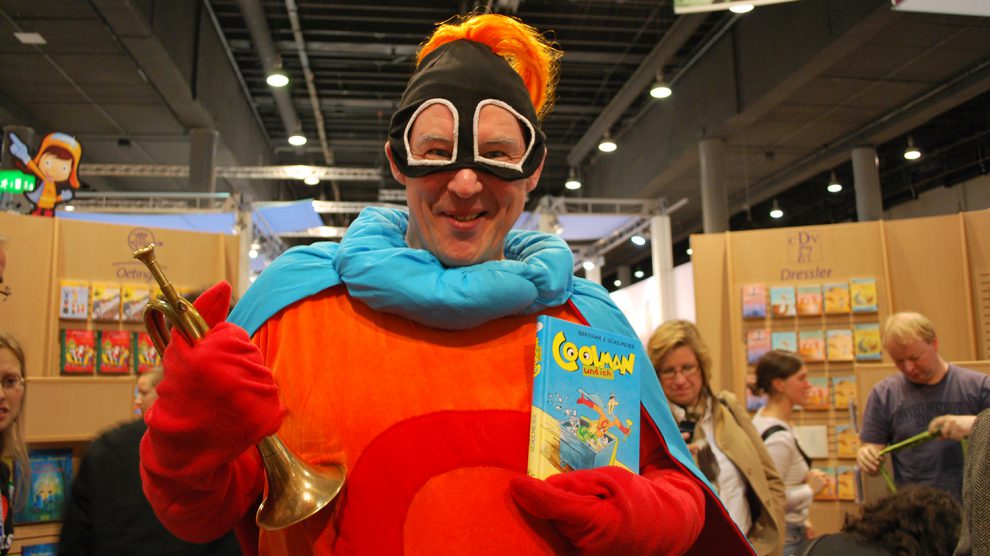 Torsten Blunk alias „Coolman“ inszeniert ein Erzähltheater im Sinne einer Superhelden-Veranstaltung voller Überraschungen, mit szenischer Lesung, spannenden Spielen und Verlosung. Foto: Oetinger Verlag