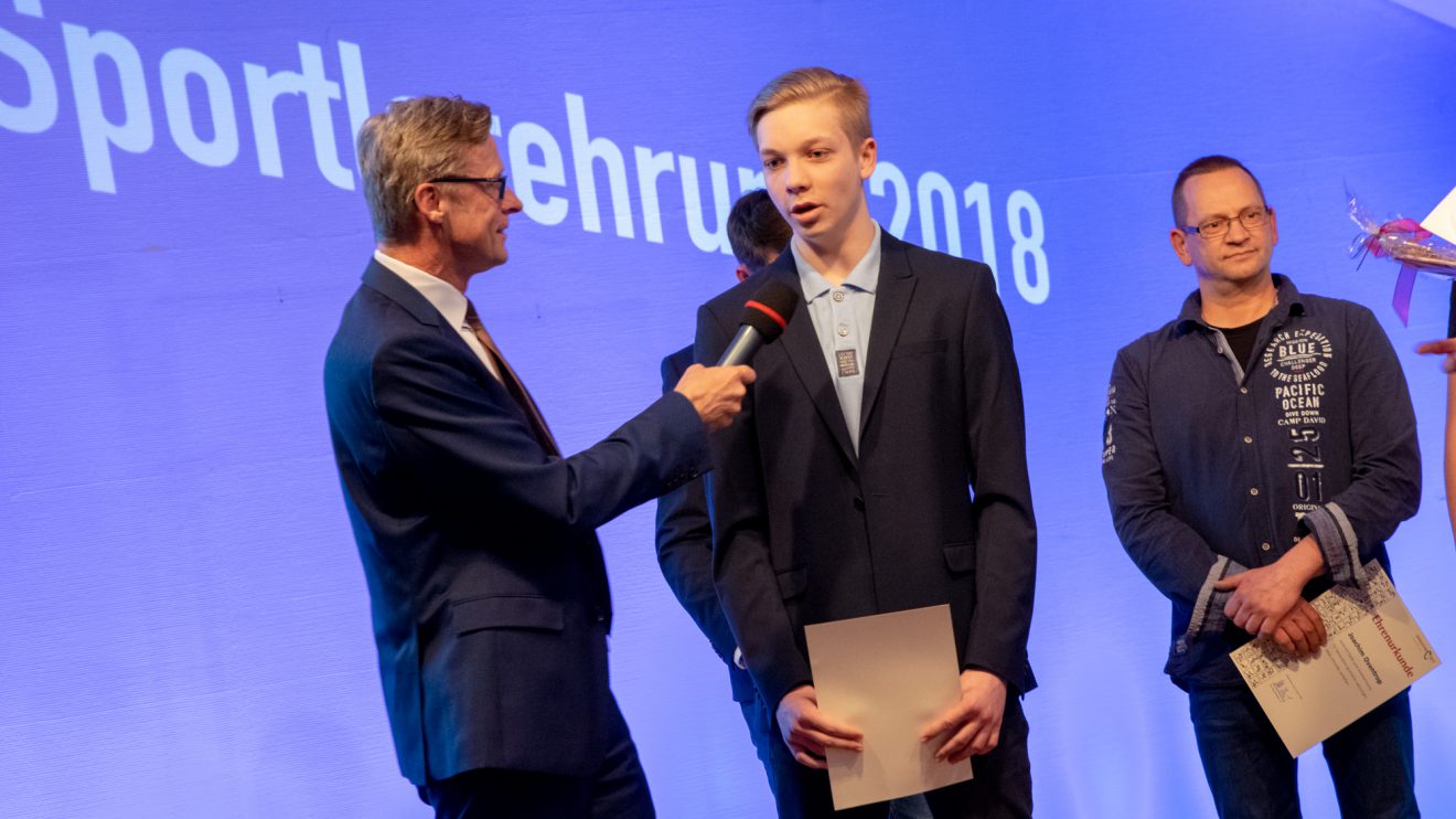 Kampfsportler Marlon Schütze im Gespräch mit Bürgermeister Otto Steinkamp. Foto: André Thöle