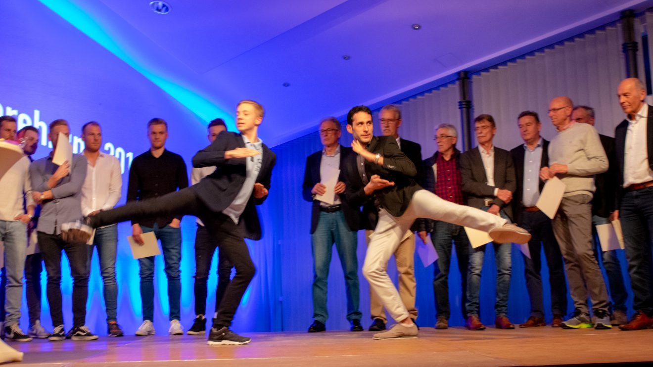 Marlon Schütze und Adam Heese von der Kampfsportschule Schawe stellen ihre Disziplin, den Synchron-Formenlauf im Kickboxen, vor. Foto: André Thöle