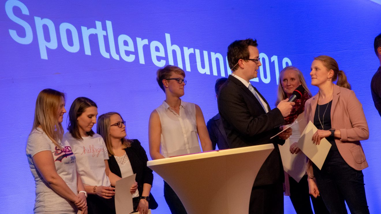 Moderator Johannes Kapitza – hier im Gespräch mit Ines Brune von Blau-Weiss Hollage – führt souverän durch den Abend. Foto: André Thöle