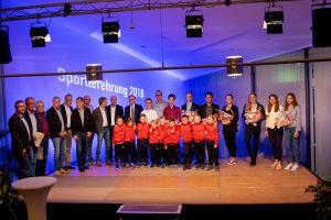Gruppenbild der Siegerinnen und Sieger bei der Sportlerehrung 2018. Foto: André Thöle
