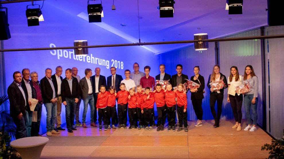 Gruppenbild der Siegerinnen und Sieger bei der Sportlerehrung 2018. Foto: André Thöle