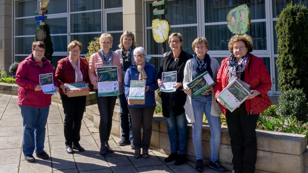 Die Vertreterinnen der Wallenhorster Frauenverbände und Kornelia Böert (3. von rechts) freuen sich über das Ergebnis der Sammelaktion. Foto: Jonas Drüen