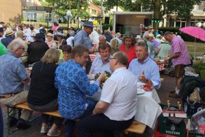 Das Wallenhorster Bürgerdinner an der Josefskirche in Hollage im vergangenen Jahr. Foto: konsequent PR