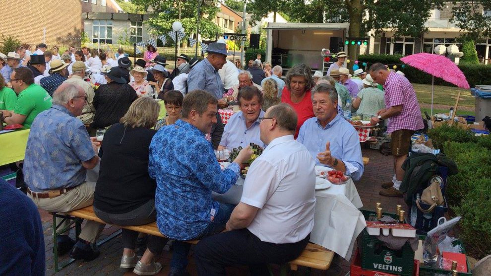 Das Wallenhorster Bürgerdinner an der Josefskirche in Hollage im vergangenen Jahr. Foto: konsequent PR