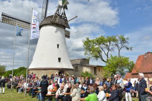 Am Pfingstmontag findet die zentrale Eröffnungsveranstaltung für den 25. Deutschen Mühlentag an der Lechtinger Windmühle in Wallenhorst statt. Foto: Windmühle Lechtingen e.V.