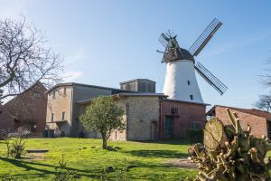 Bei einer Führung können die Gäste auch hinter die Kulissen der Windmühle Lechtingen schauen. Foto: Thomas Remme