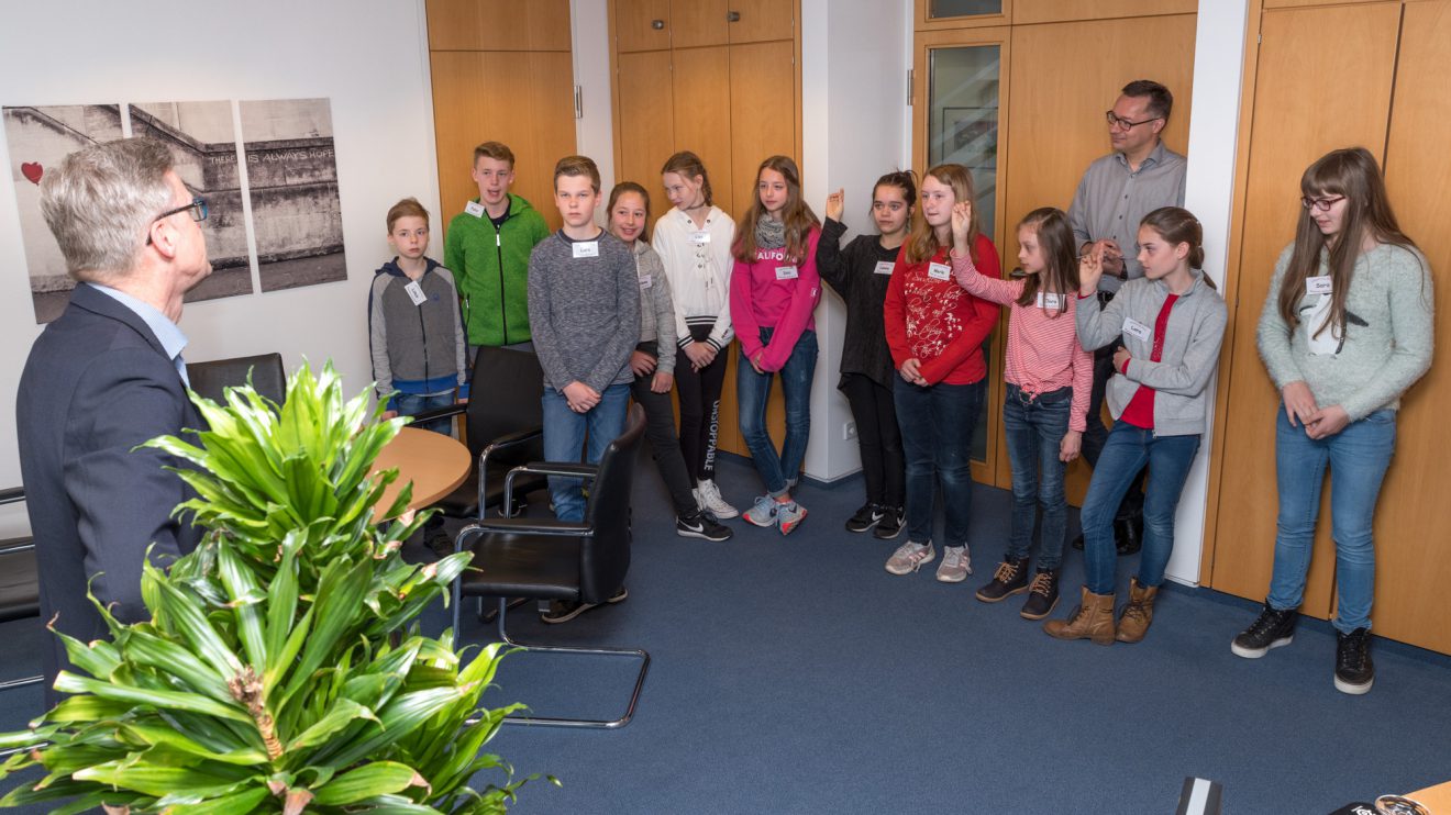 Elf Kinder verbringen ihren Zukunftstag bei der Gemeinde Wallenhorst – hier im Gespräch mit Bürgermeister Otto Steinkamp (links). Foto: Gemeinde Wallenhorst / Thomas Remme