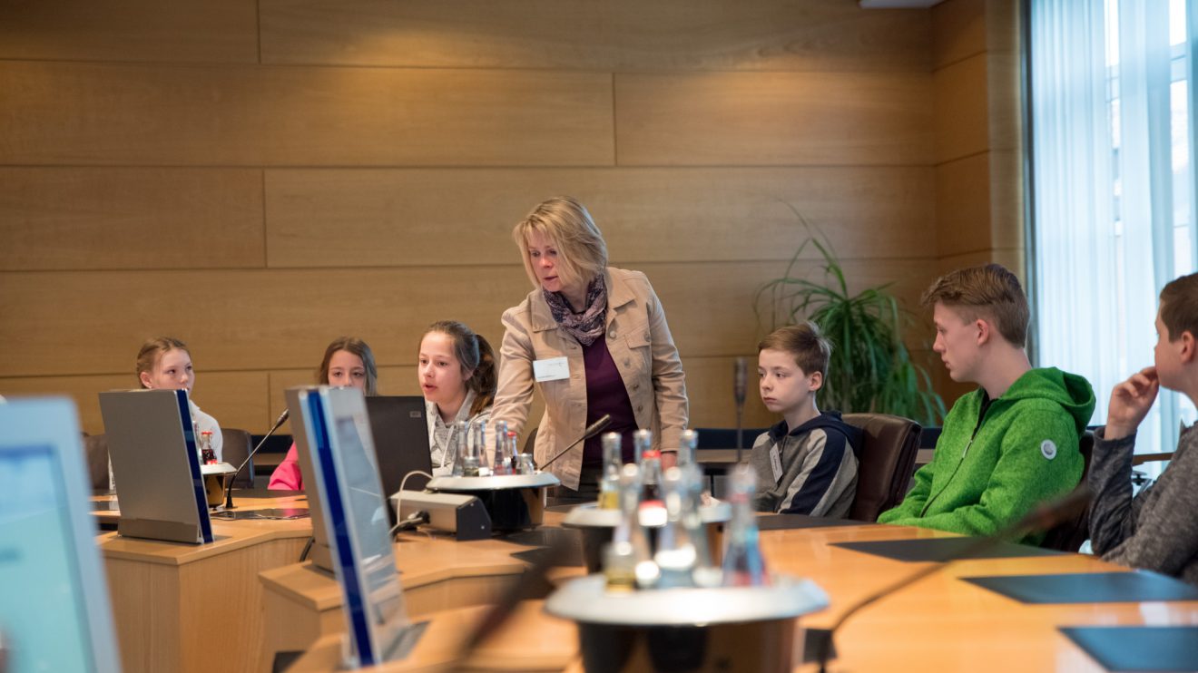 Andrea Wellmann erläutert den Ablauf einer Ratssitzung. Foto: Gemeinde Wallenhorst / Thomas Remme