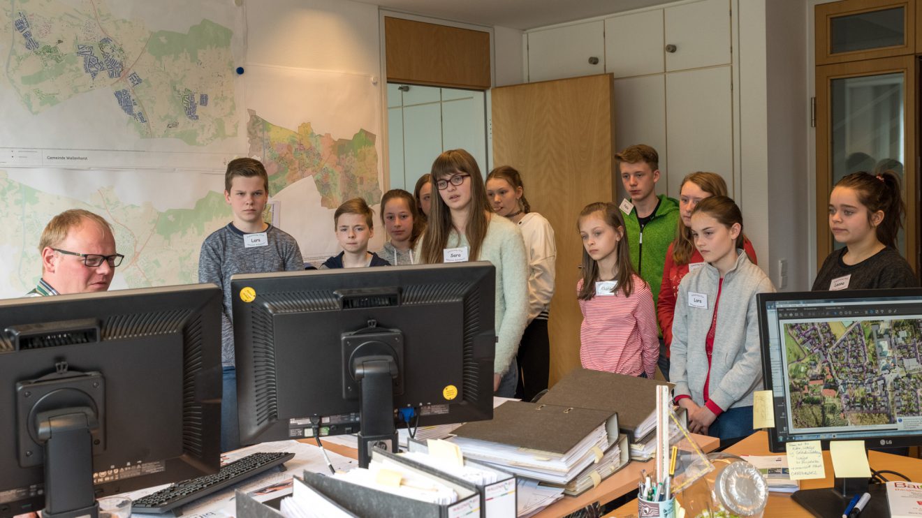 Einen Einblick in die Geodaten gewährt Martin Heidkamp (links) den Schülerinnen und Schülern. Foto: Gemeinde Wallenhorst / Thomas Remme