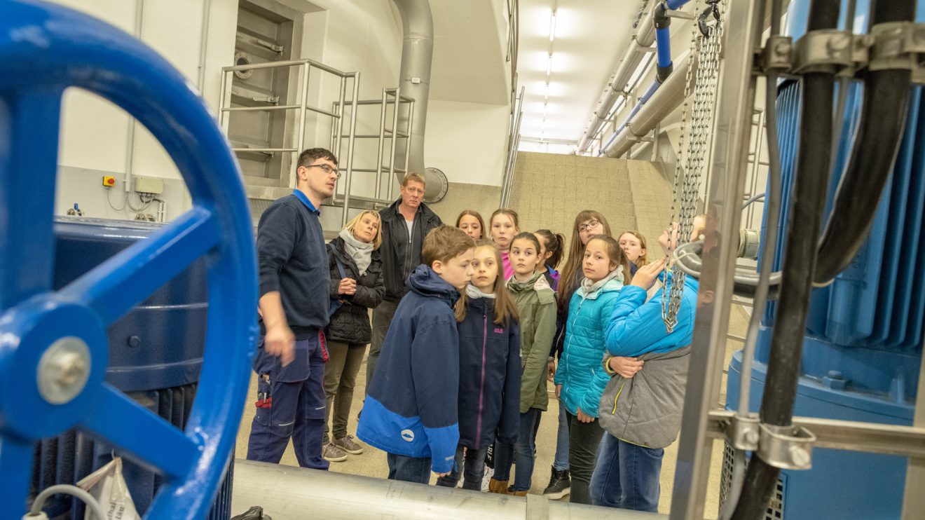 Christopher Schütz (links) führt die Gruppe durch das Wasserwerk. Foto: Gemeinde Wallenhorst / Thomas Remme