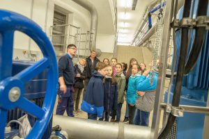 Christopher Schütz (links) führt die Gruppe durch das Wasserwerk. Foto: Gemeinde Wallenhorst / Thomas Remme