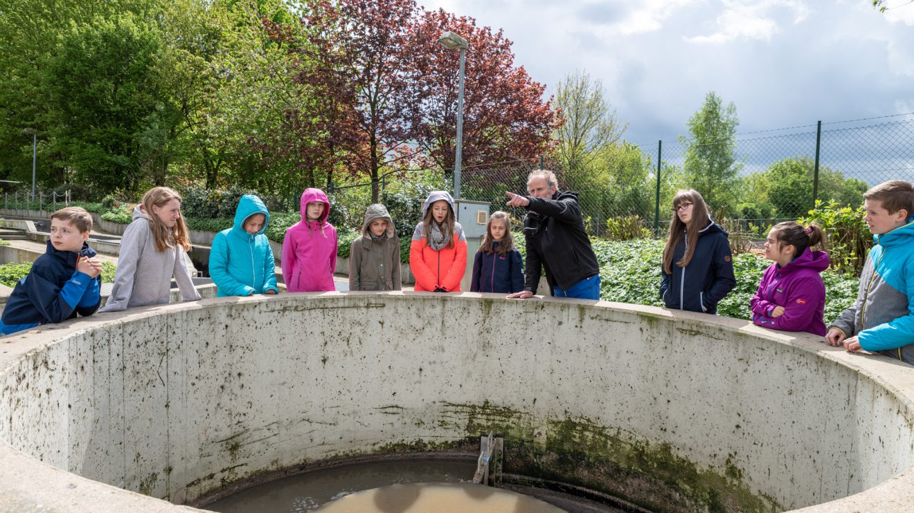 Den Weg des Abwassers durch die Kläranlage erläutert Thorsten Kohkemper. Foto: Gemeinde Wallenhorst / Thomas Remme