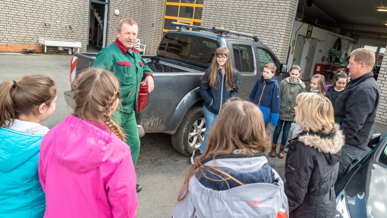 Alois Wächter erklärt den Kindern die Aufgaben des Baubetriebshofes. Foto: Gemeinde Wallenhorst / Thomas Remme