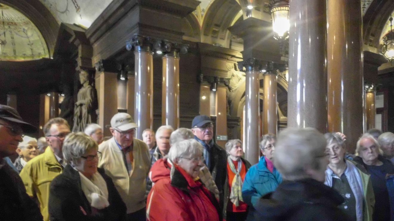 In Glasgow besichtigt die Reisegruppe das Rathaus. Foto: Ursula Thöle