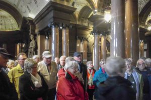 In Glasgow besichtigt die Reisegruppe das Rathaus. Foto: Ursula Thöle