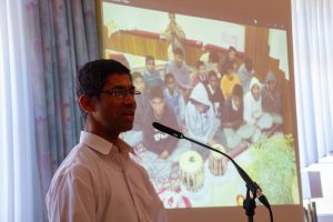 Pater Xavier berichtet mit aktuellen Bildern über das von ihm unterstützte Kinder- und Altenheim in Indien. Foto: André Thöle