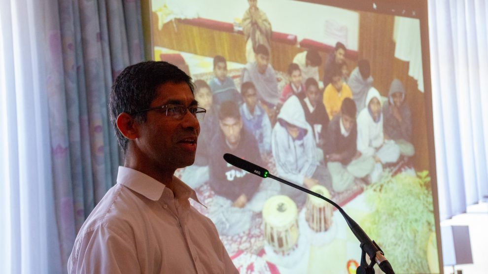 Pater Xavier berichtet mit aktuellen Bildern über das von ihm unterstützte Kinder- und Altenheim in Indien. Foto: André Thöle