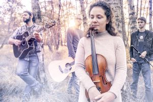 Béatrice Wissing, Mario Kuzyna, Stefan Decker und Sebastian Landwehr sind „Crosswind“: Die Irish Folk Band tritt am Freitag, 25. Mai im Ruller Haus auf. Foto: Christian Deitsche