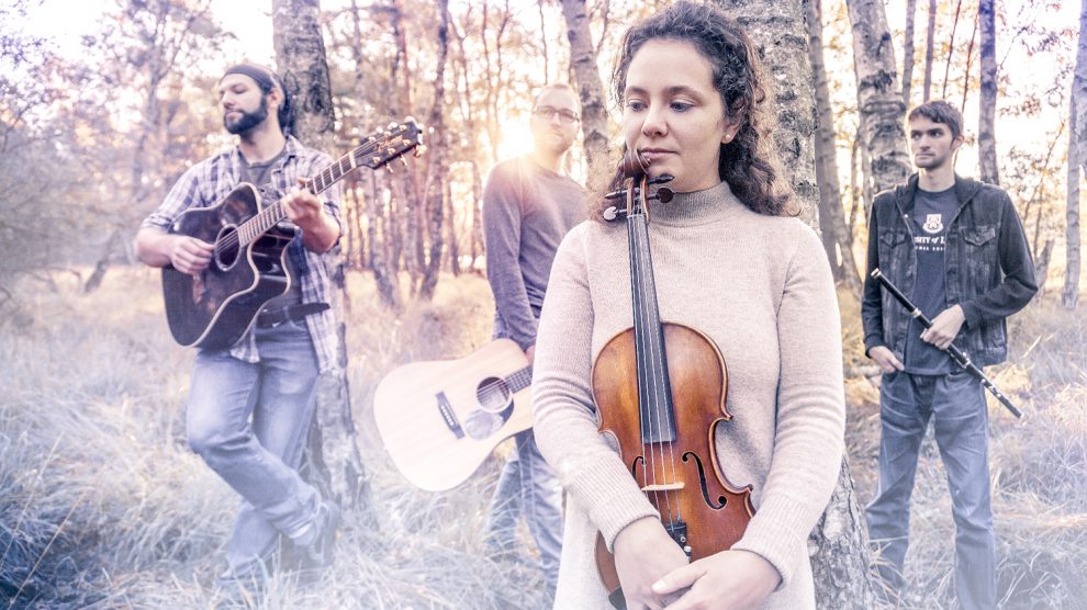 Béatrice Wissing, Mario Kuzyna, Stefan Decker und Sebastian Landwehr sind „Crosswind“: Die Irish Folk Band tritt am Freitag, 25. Mai im Ruller Haus auf. Foto: Christian Deitsche