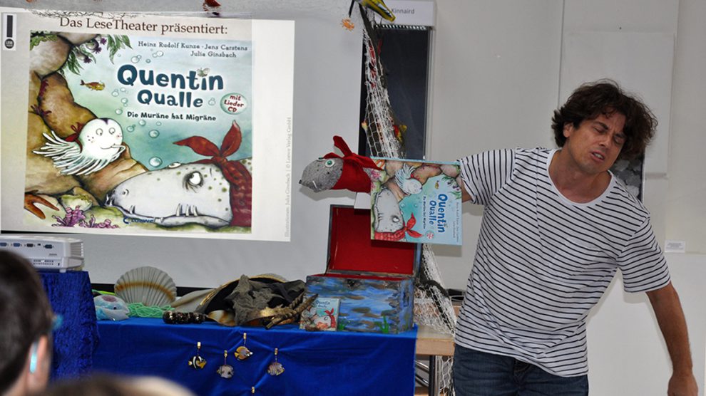 Der Schauspieler Michael Hain lässt das Bilderbuch „Quentin Qualle – Die Muräne hat Migräne“ in einer szenischen Lesung lebendig werden. Foto: Lesetheater Hain