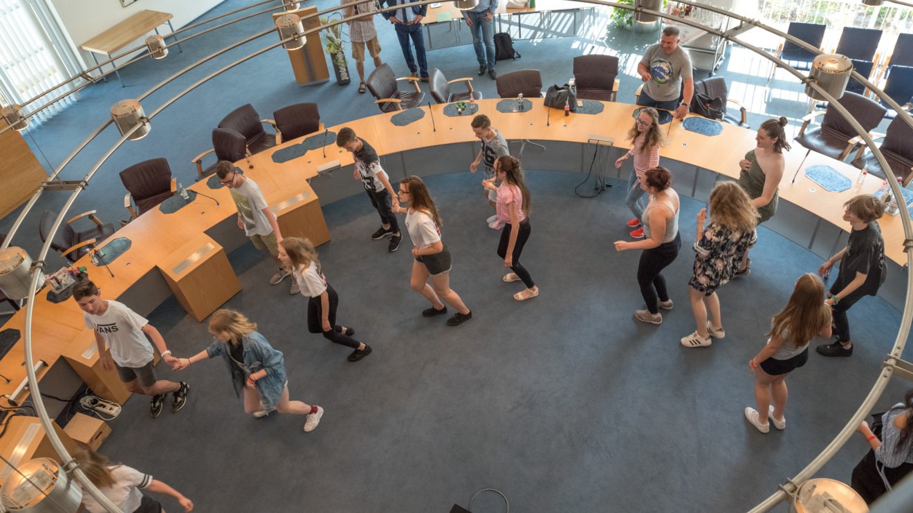 Spontane Tanzeinlage der deutschen, polnischen und ukrainischen Schülerinnen und Schüler im Rondell des Ratssitzungssaals. Foto: Thomas Remme