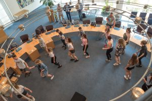 Spontane Tanzeinlage der deutschen, polnischen und ukrainischen Schülerinnen und Schüler im Rondell des Ratssitzungssaals. Foto: Thomas Remme