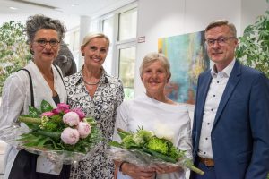 Freuen sich über die gelungene Vernissage: Annette E. Schneider, Margret Terglane (Gemeindeverwaltung), Annette Piwowarski und Bürgermeister Otto Steinkamp (von links). Foto: Thomas Remme