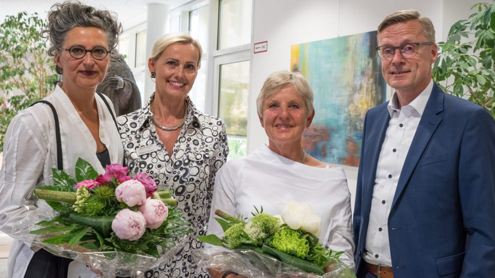 Freuen sich über die gelungene Vernissage: Annette E. Schneider, Margret Terglane (Gemeindeverwaltung), Annette Piwowarski und Bürgermeister Otto Steinkamp (von links). Foto: Thomas Remme