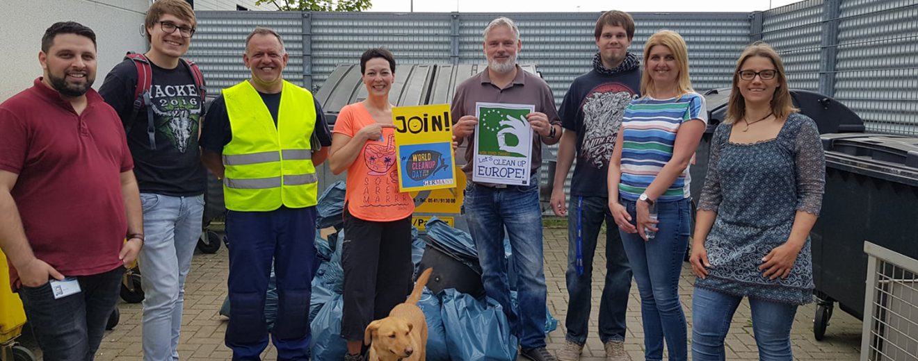 Birgit Schad (4. von links) hat mit Spürhund Ronni und weiteren Mitstreitern auch beim Müllsammeln der Spedition Koch International mitgewirkt. Foto: City Cleaners Germany