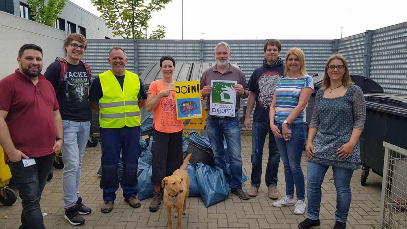 Birgit Schad (4. von links) hat mit Spürhund Ronni und weiteren Mitstreitern auch beim Müllsammeln der Spedition Koch International mitgewirkt. Foto: City Cleaners Germany