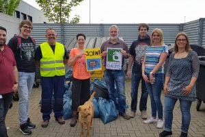 Birgit Schad (4. von links) hat mit Spürhund Ronni und weiteren Mitstreitern auch beim Müllsammeln der Spedition Koch International mitgewirkt. Foto: City Cleaners Germany
