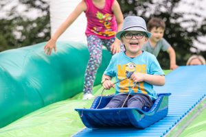 Viel Spaß für Kinder bieten die Ferienspaßangebote, wie hier beim Abschlussfest im vergangenen Jahr. Foto: Thomas Remme